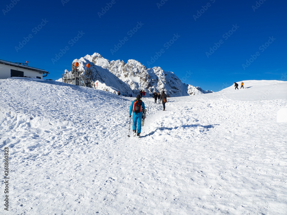 Caminando entre las  montañas del Nordkette en Innsbruck Austria, invierno de 2018