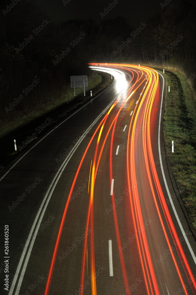 Lichtstreifen auf der Fahrbahn Lichtstreifen auf der Fahrbahn