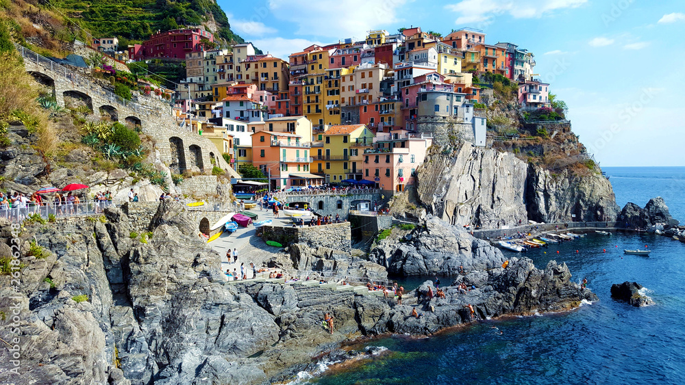 Manarola town, Cinque Terre national park. Is one of five famous colorful fisherman villages, suspended between sea and land on sheer cliffs. Liguria, Italy.