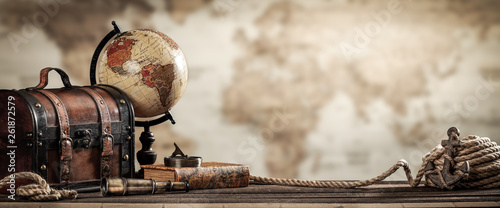 Naklejka na ścianę Globus świata, walizka, kompas, teleskop, książka, lina i kotwica z tłem mapy i efektem grunge - koncepcja podróży