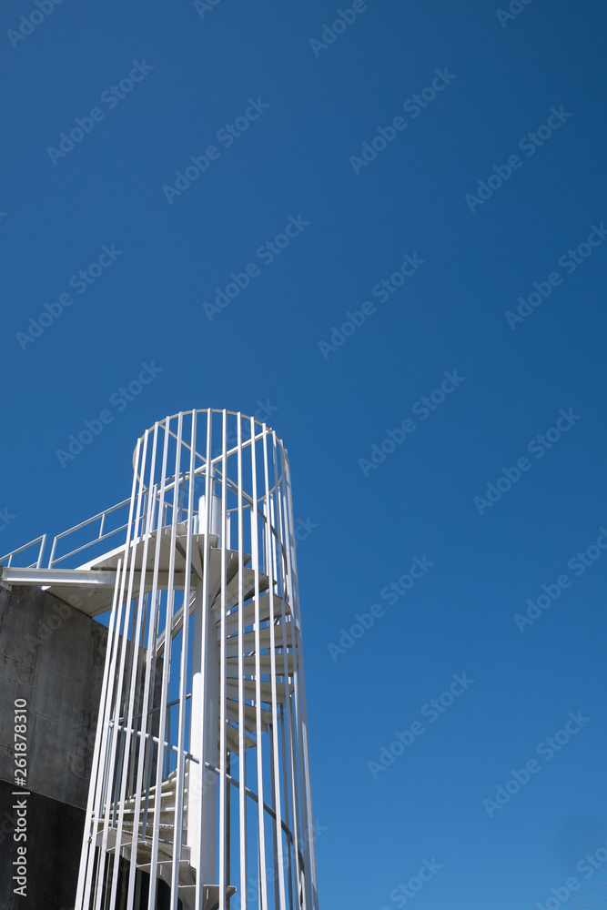 Obraz premium A helix staircase and the sky
