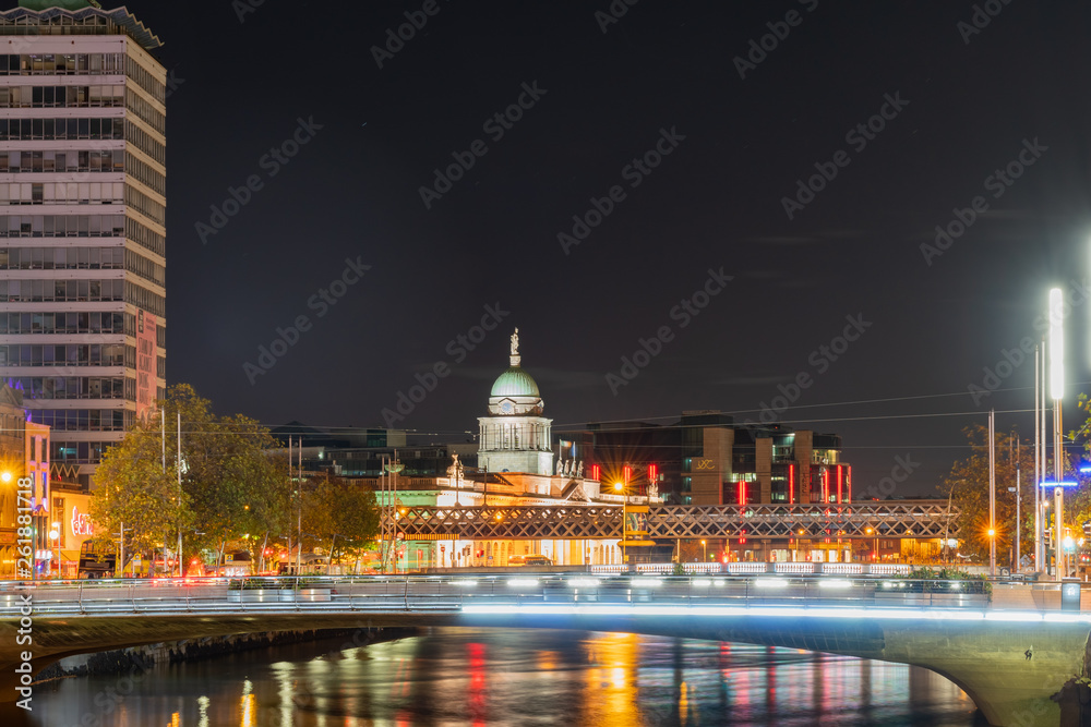 Fototapeta premium Night view of the famous Ha'penny Bridge