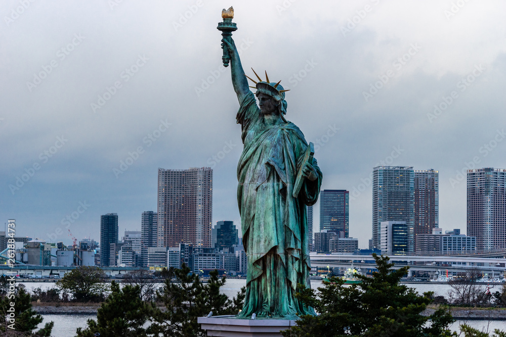 Fototapeta premium Statua Wolności w Odaiba Tokio w Tokio w Japonii Atrakcja turystyczna