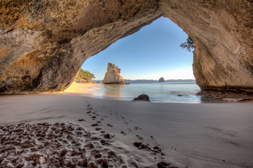 Poster Cathedral Cove Doorkijk vanuit tunnel Cathedral Cove  © Andrew Atkinson