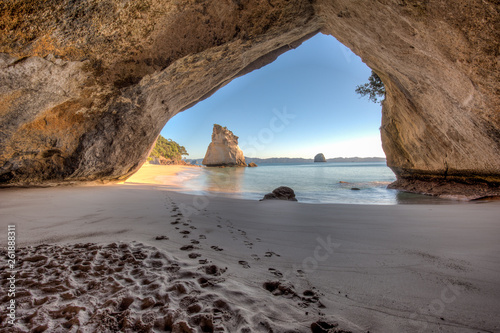Billede på lærred View from inside the tunnel or cave at Cathedral Cove New Zealand