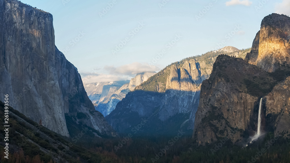 Fototapeta premium sunset shot of bridalveil falls in yosemite