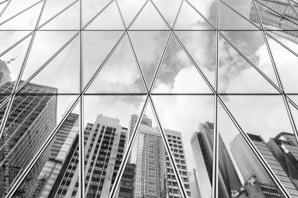 Obraz premium Reflection of urban skyline on modern office building