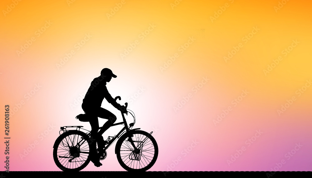 Obraz premium Silhouette man and bike relaxing on blurry sky background.