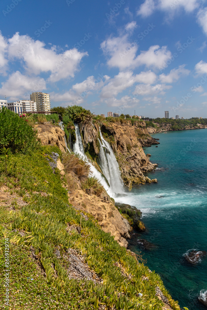 Obraz premium Waterfall on the sea