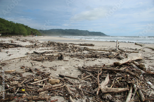 Pollution sur une plage du Costa Rica après de grosse pluies, les déchets qui étaient dans les rivières se retrouvent sur cette plage du pacifique. Santa Teresa, Costa Rica © In 2 DODO