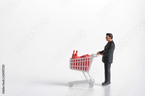 businessman in miniatura con il carrello della spesa