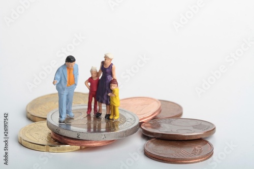 Konstfotografi famiglia in miniatura sopra monete di Euro
