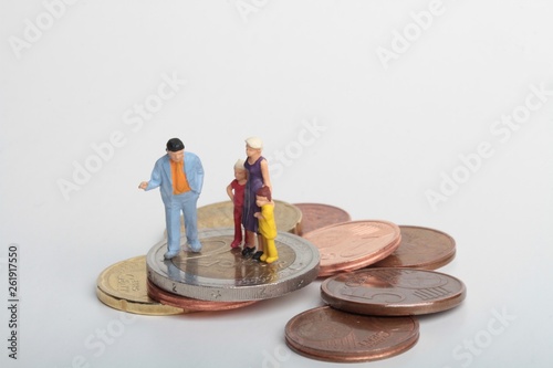 Slika na platnu famiglia in miniatura sopra monete di Euro