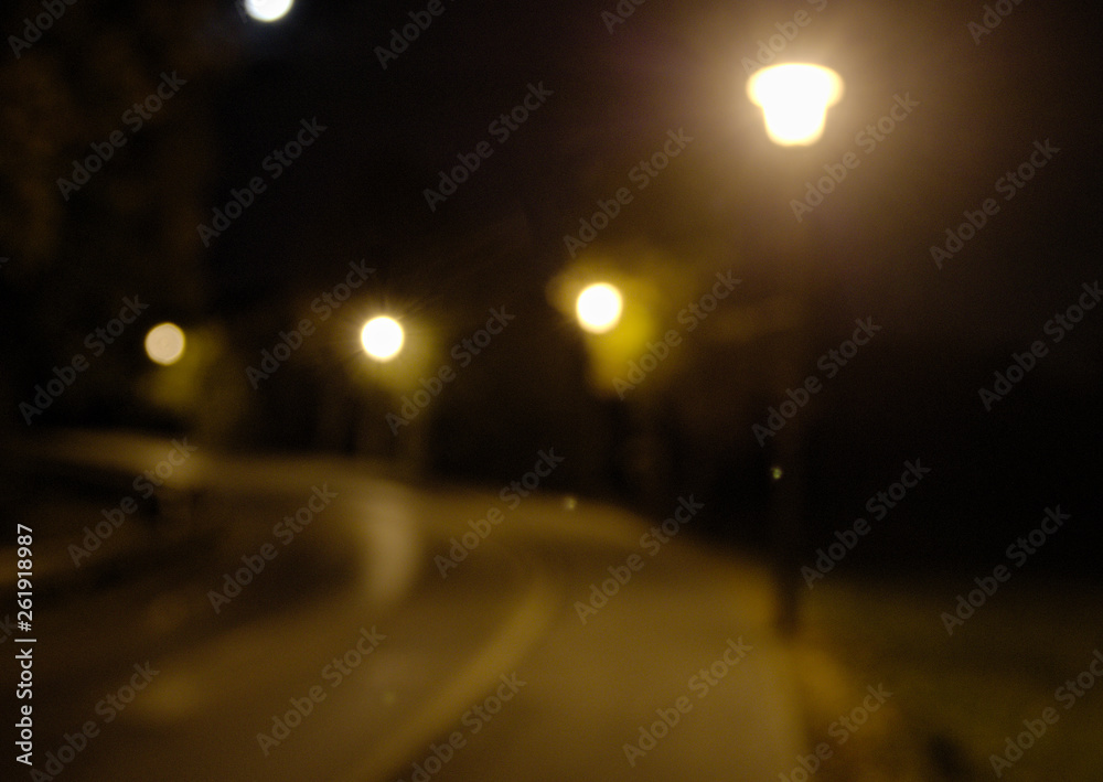 Bokeh einer Straße mit Straßenlaternen in der Nacht Bokeh einer Straße mit Straßenlaternen in der Nacht