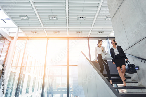 Business Frauen reden auf Treppe miteinander