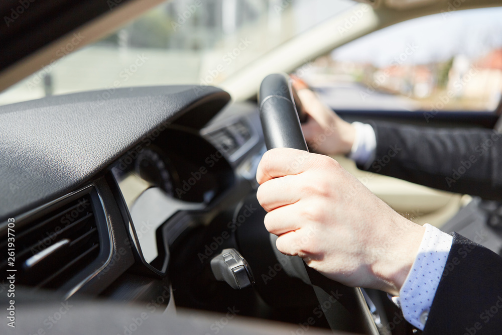 Obraz premium Autofahrer hat die Hände fest am Lenkrad