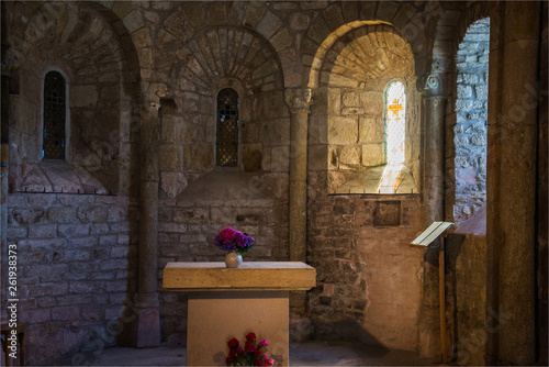 intérieur de l'église Saint Michel dans le village fortifié de La Garde Guérin dans la Lozère en France