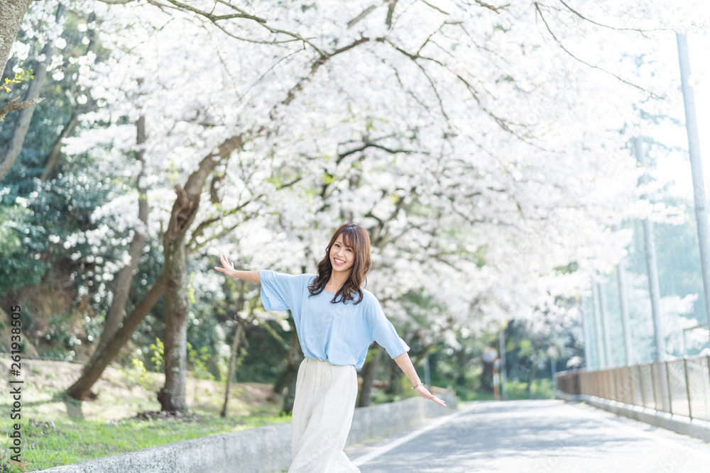 桜と女性 桜と女性