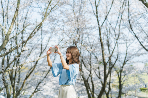 桜とカメラ女子