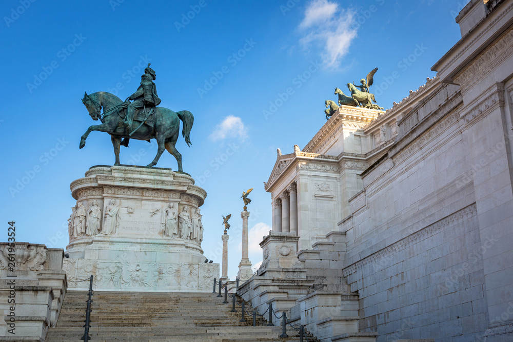 Obraz premium Architecture of the Vittorio Emanuele II Monument in Rome, Italy
