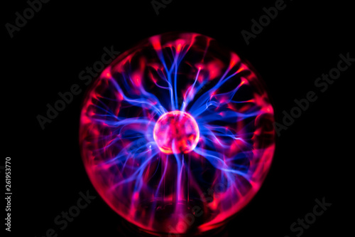 elektrisches Plasma in einer Glaskugel, mit Blitzen