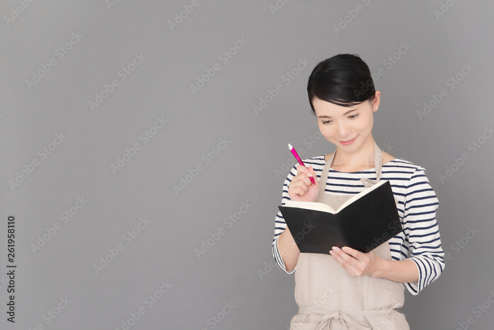 エプロンの女性 エプロンの女性