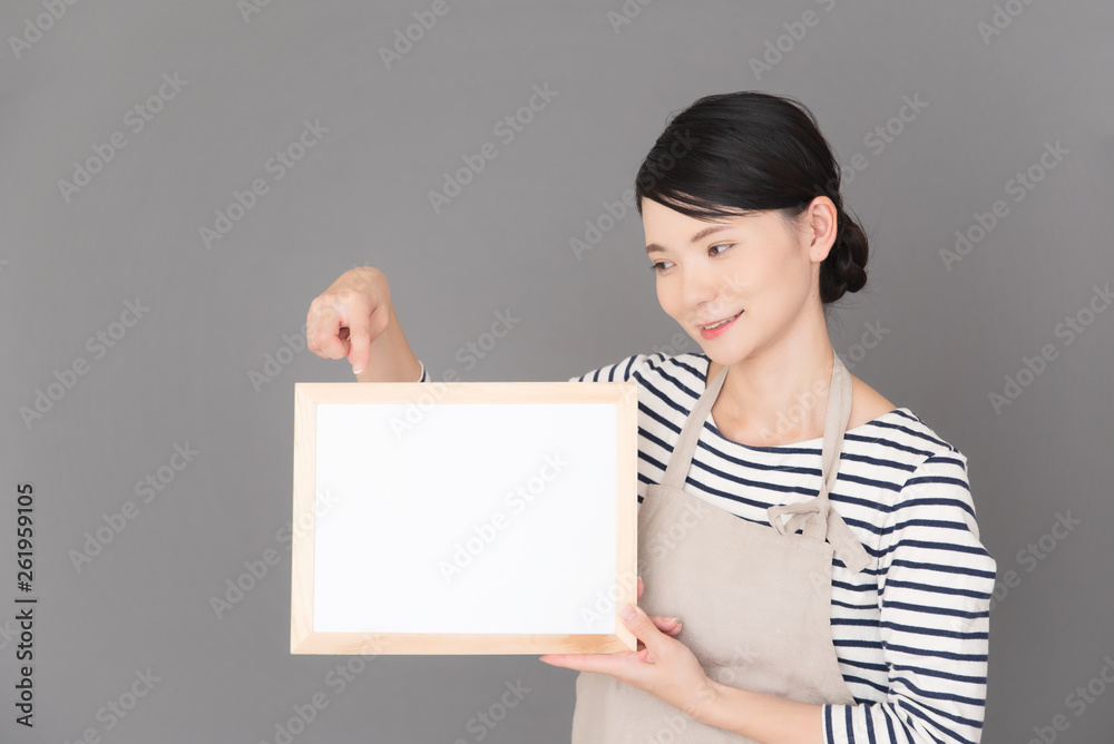 エプロンの女性