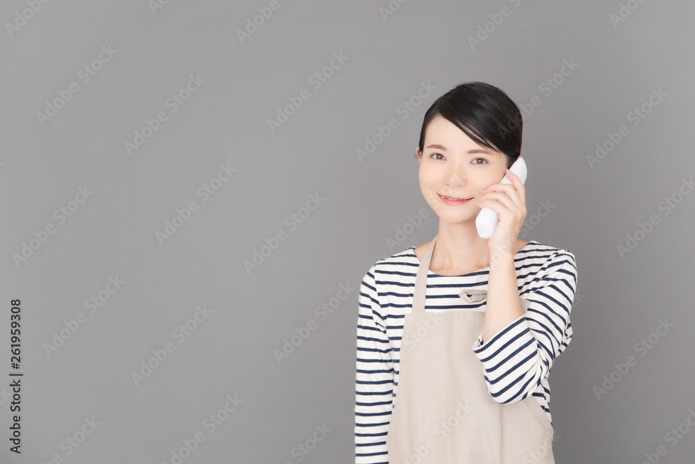 エプロンの女性 エプロンの女性