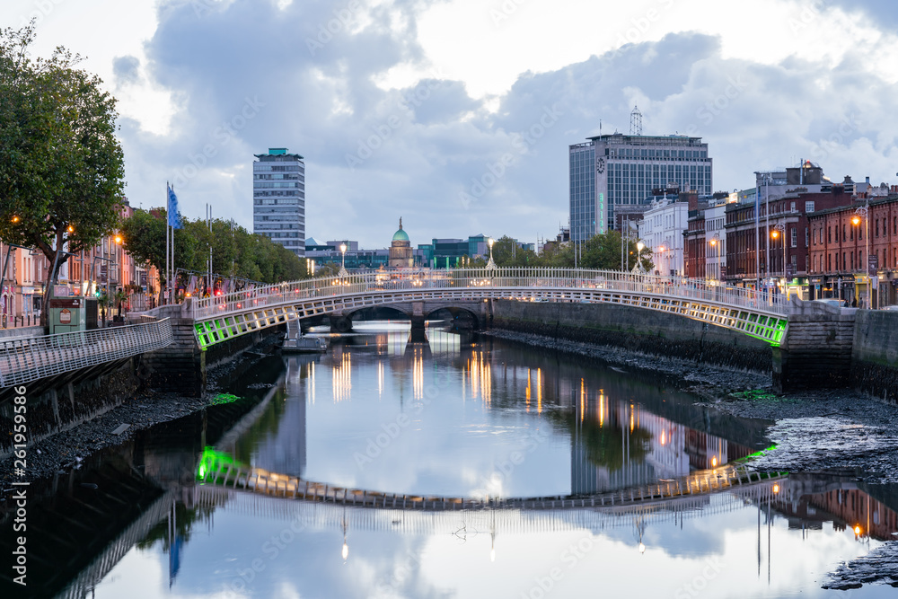 Naklejka premium Dawn view of the famous Ha'penny Bridge