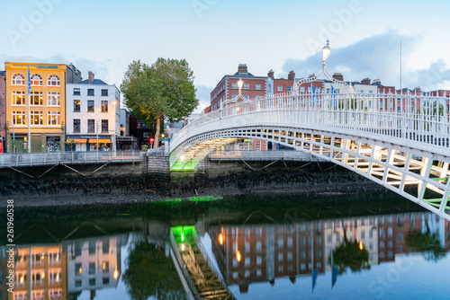 Tableau sur toile Dawn view of the famous Ha'penny Bridge