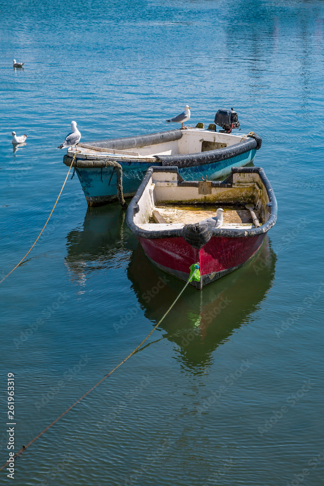 Romantische Fischerboote in einem Hafen in Südengland