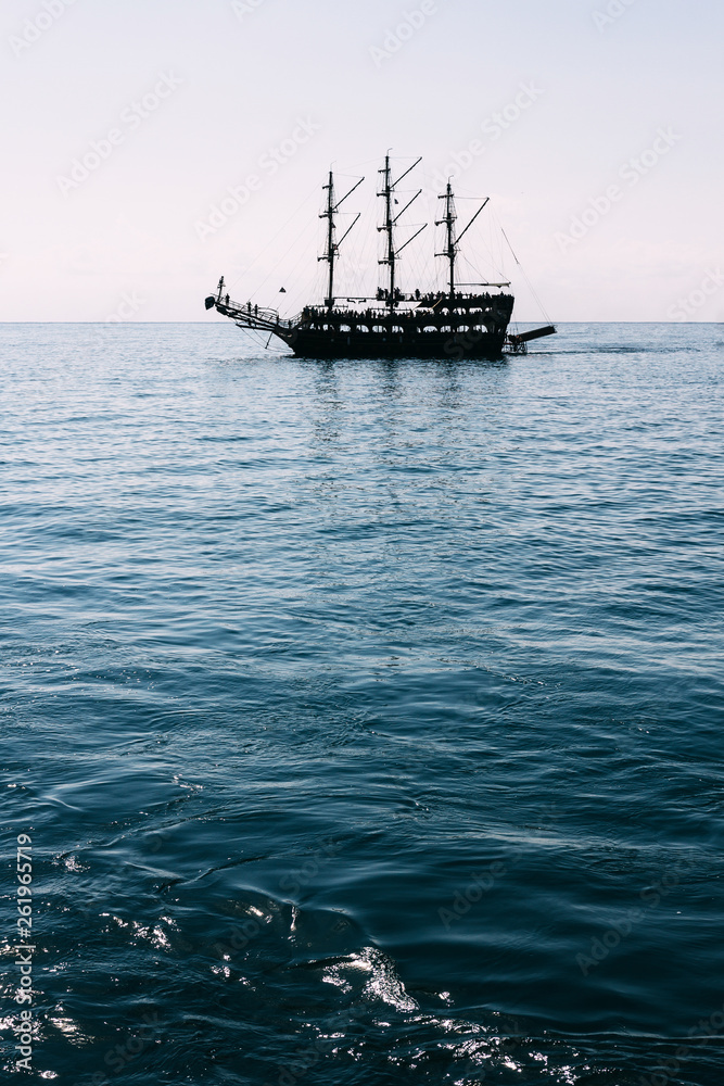 Obraz premium an old ship in the calm sea