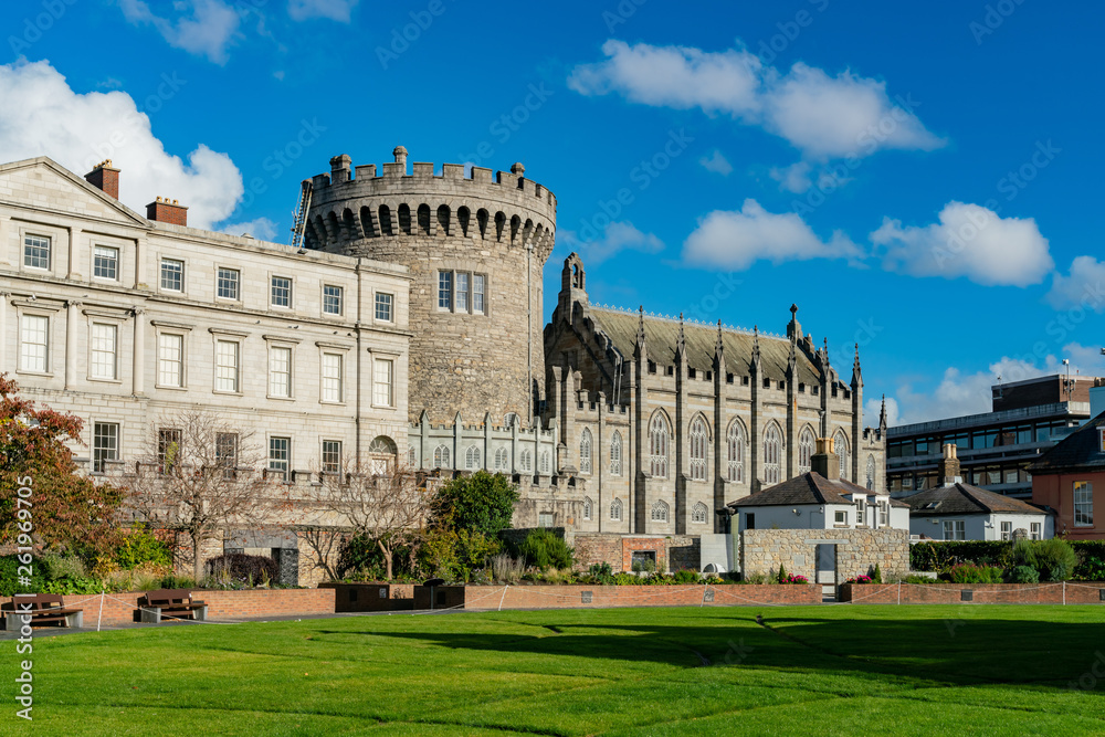 Obraz premium Widok zewnętrzny historycznego zamku w Dublinie