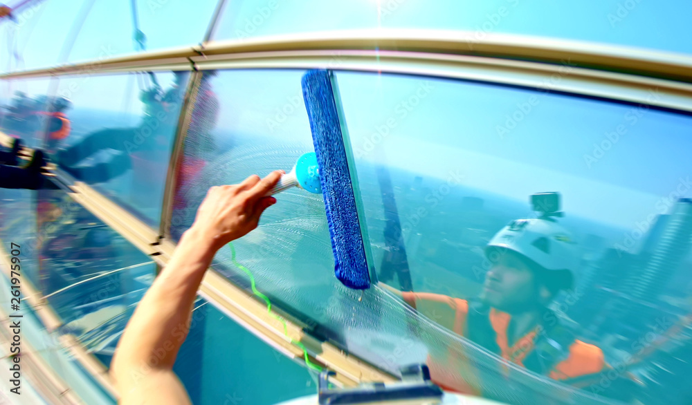 Obraz premium Rappelling on skyscraper for window cleaning