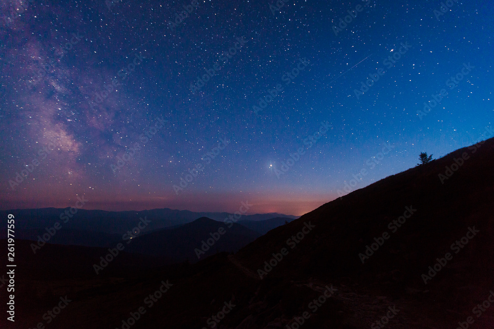 Fototapeta night sky in the mountains