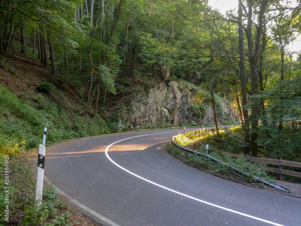 Obraz premium Sonnenschein auf einer kurvigen Straße