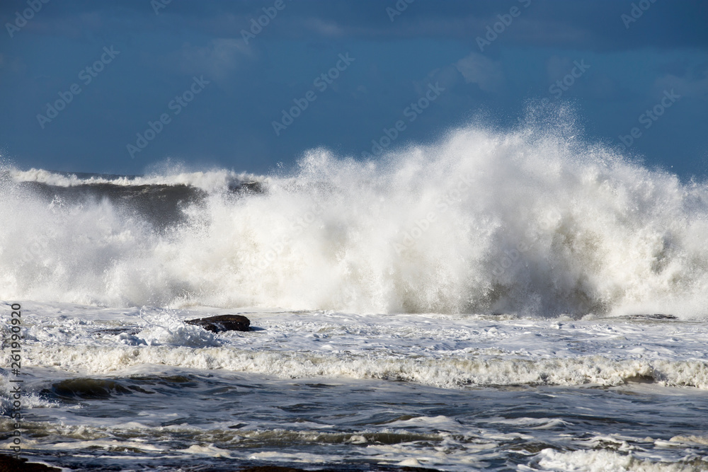 Ondas do mar em dias de tempestade. Agitação marítima.