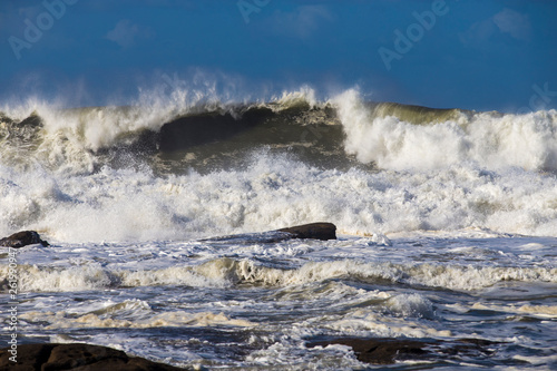 Ondas do mar em tempos de tempestade junto á costa.