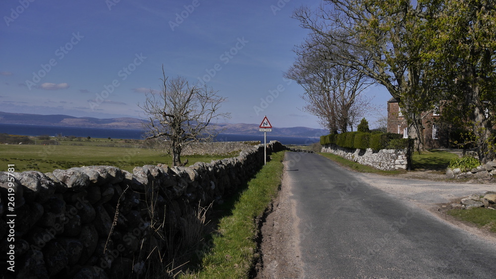 Fototapeta premium Frühlingslandschaft mit Bergen und Tälern auf der Insel Arran, Schottland