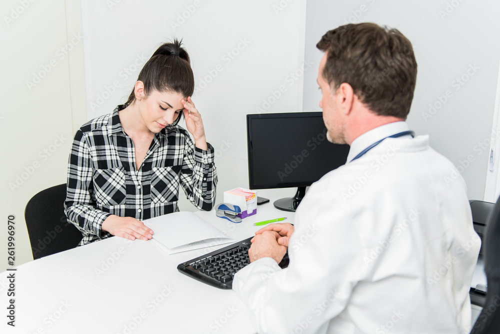 Obraz premium Doctor with patient in hospital-Health care and medical concept