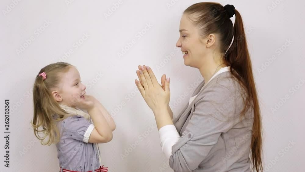 mom plays with her daughter , loving family relationships mom plays with her daughter , loving family relationships