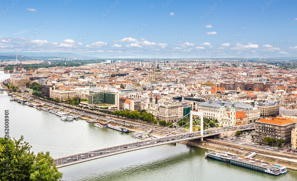 Budapeszt stare miasto i rzeka Dunaj widziane z powietrza. 