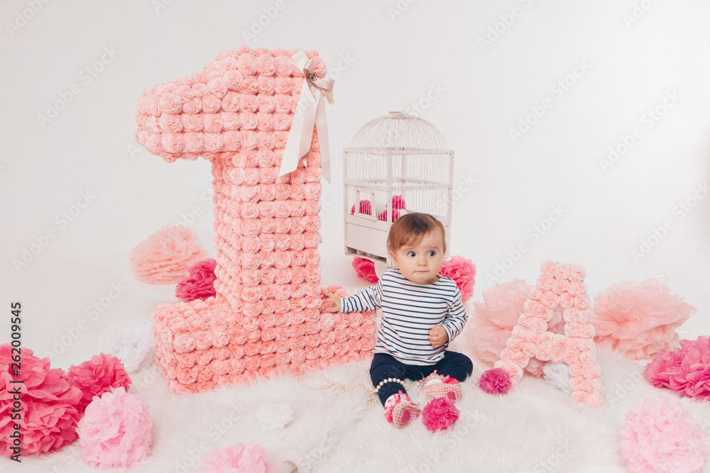 Naklejka premium top view: the girl child mother sitting on the floor among the numbers 1, artificial flowers and a bird cage