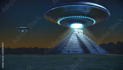 Fotografía Flying saucer on Maya pyramid ruins Chichen itza in the early night with a light