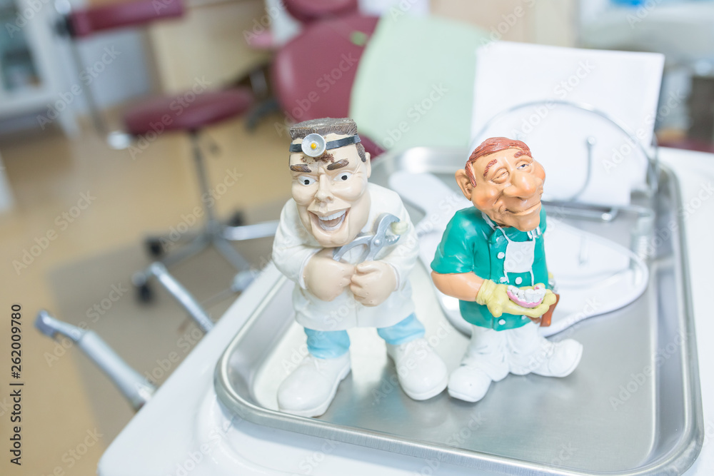 Obraz premium Toy figures of doctors dentists