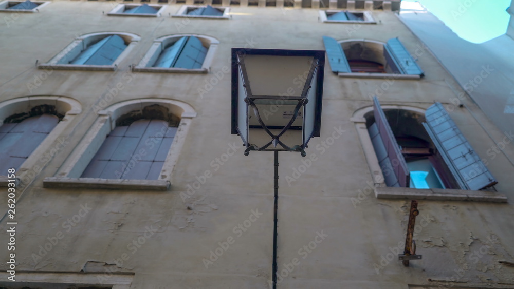14871_The_streetlamp_on_the_side_of_the_building_in_Venice_Italy.jpg