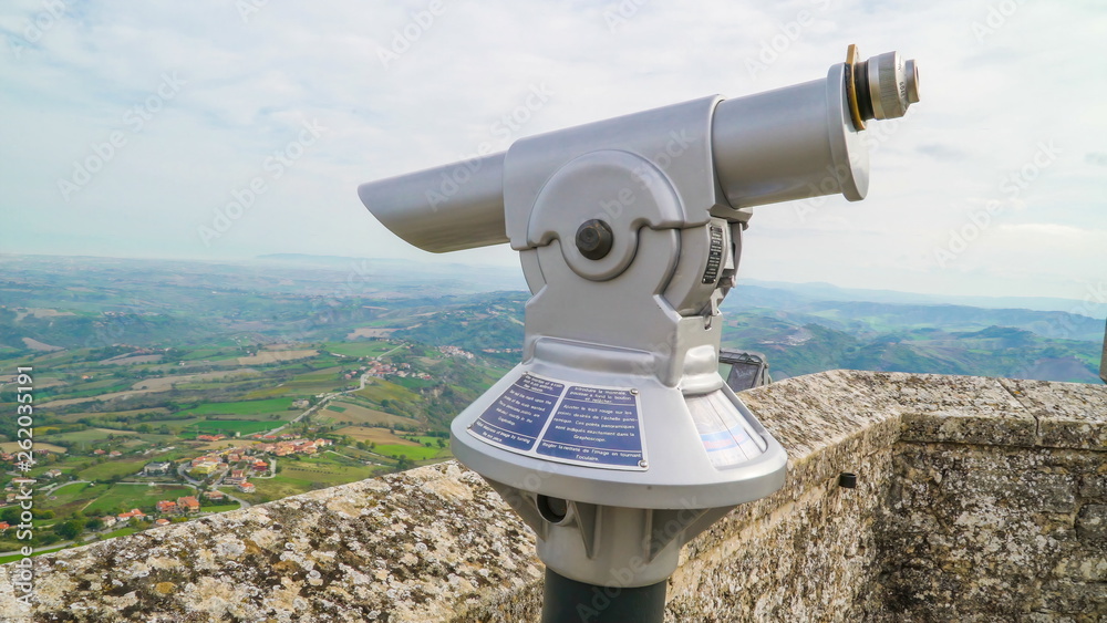 15419_A_telescope_on_the_wall_of_the_Cesta_tower.jpg