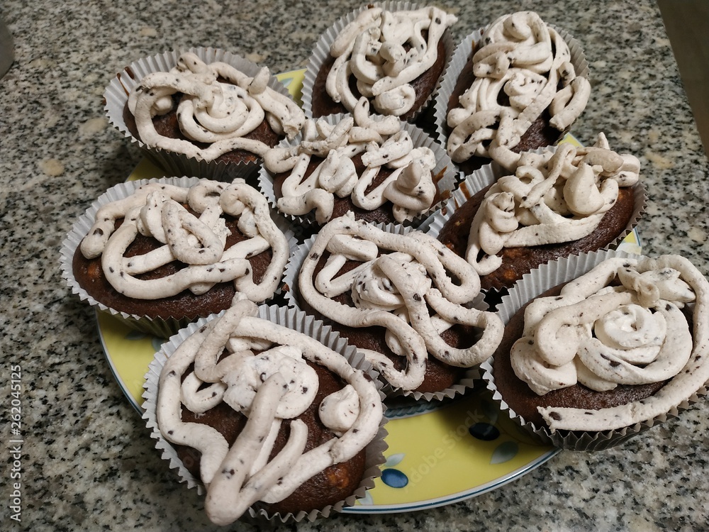 Obraz premium Magdalenas caseras de chocolate con crema de plátano