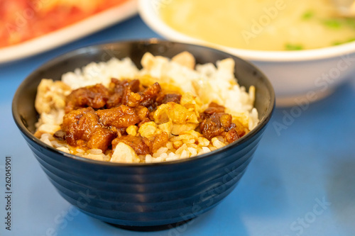 Taiwanese snacks delicious braised pork rice, delicious and healthy