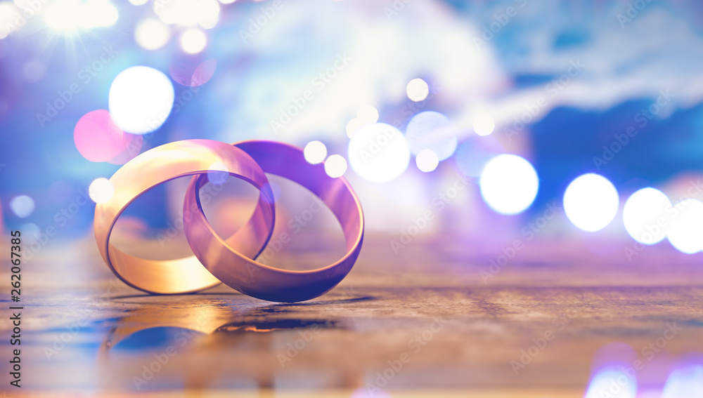 Bodegón de anillos de bodas de oro. Fondo romántico de joyas y matrimonio.  Stock Photo